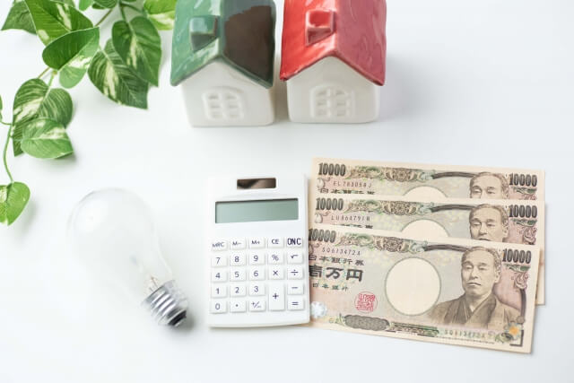 お金と電気と電卓と住宅の模型