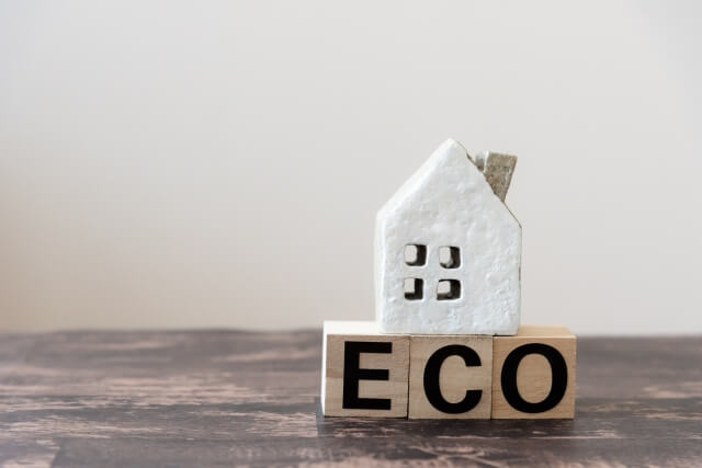ECOの文字と住宅の模型