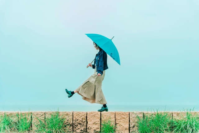 雨対策をして歩く女性